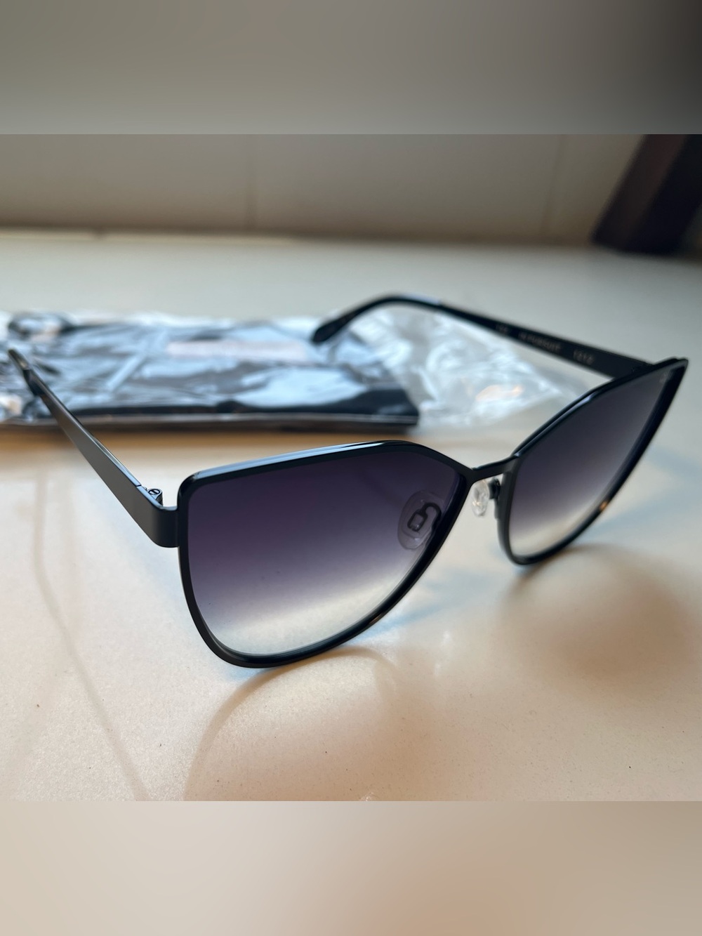 QUAY In Pursuit Black frame / Fade Lens - NWT - Picture 5 of 7